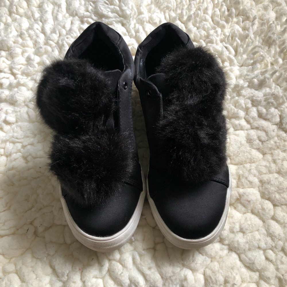 NWOT Pompom shoes